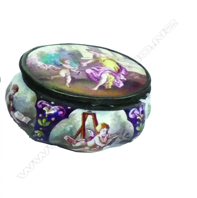 A 19thC European enameled table snuff box Image 1++