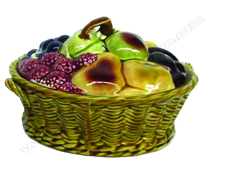 An old French Sarreguemines Majolica lidded tureen Image 1++