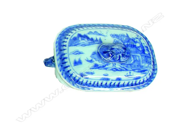 An old Chinese export ware lidded small tureen Image 1++