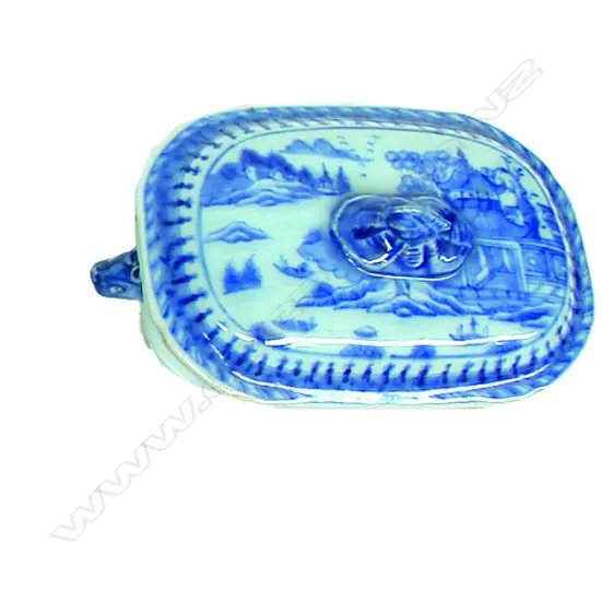 An old Chinese export ware lidded small tureen
