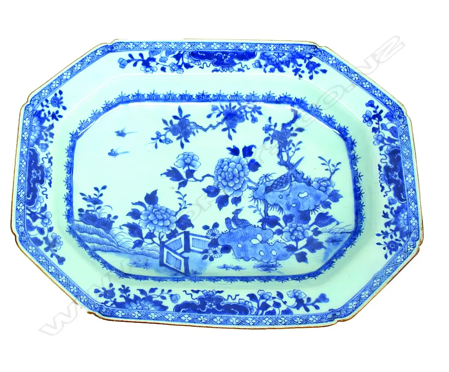 An early 19thC Chinese Exportware blue and white octagonal shallow serving bowl Image 1++