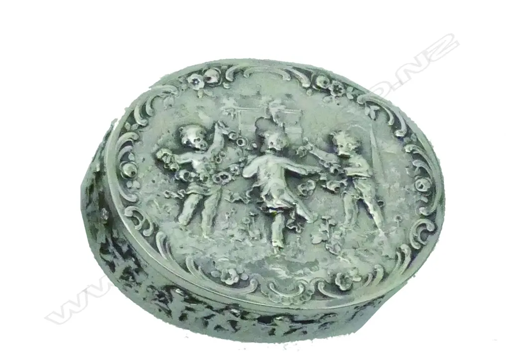 A 19thC Dutch silver oval box Image 1++