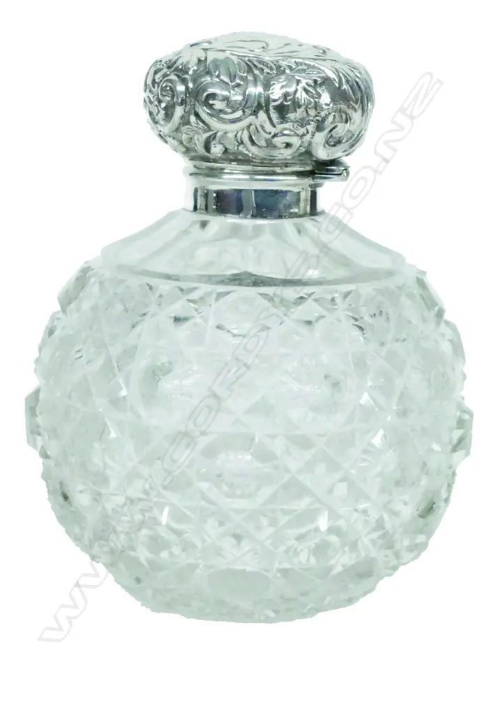 (1216) SILVER TOP CUT GLASS SCENT BOTTLE Image 1++