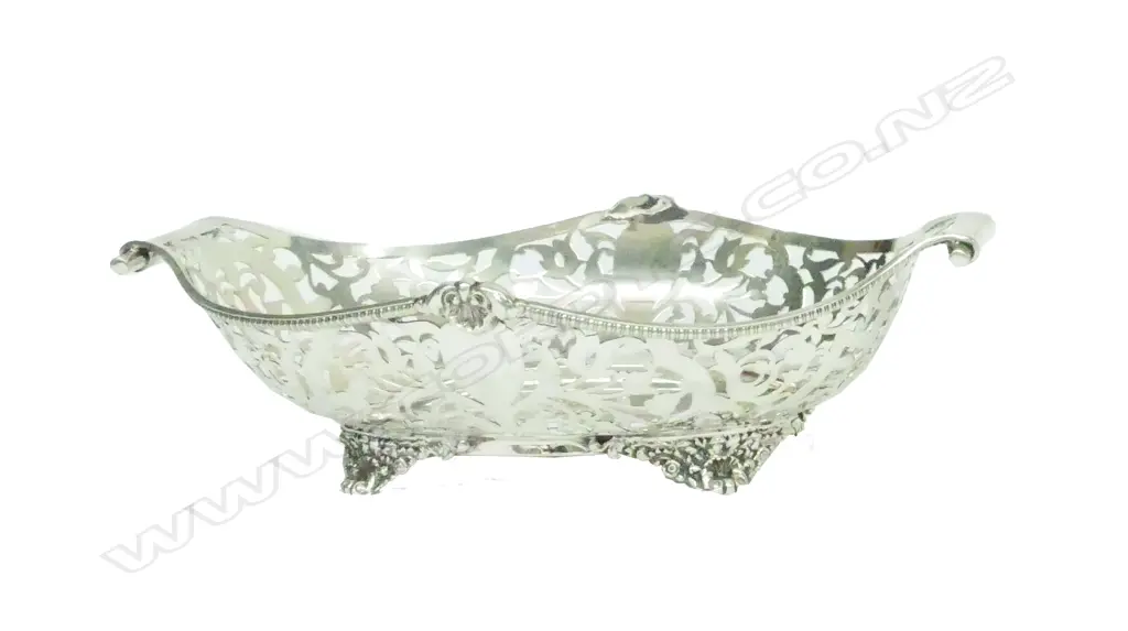 An Edwardian silver oval dish Image 1++