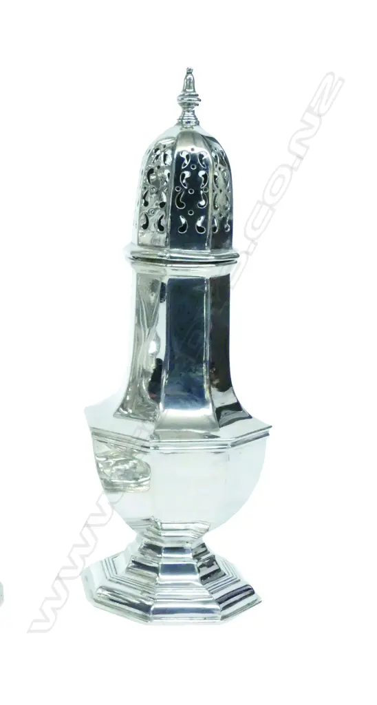 An Edwardian silver sugar caster Image 1++