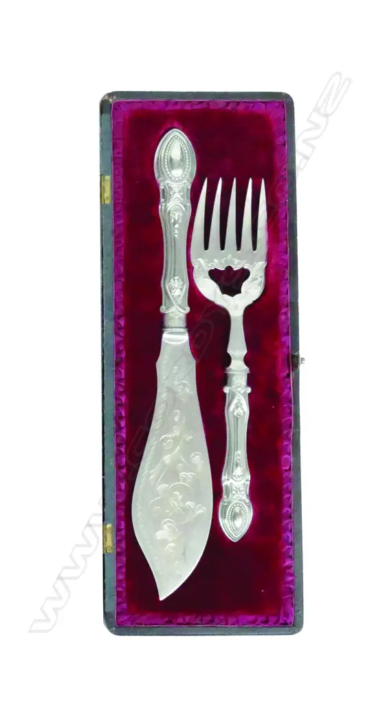 A cased pair of Edwardian silver plated fish servers Image 1++