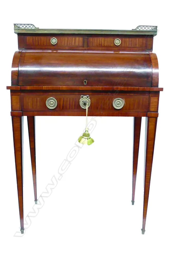 A fine French 'bonheur du jour' of fine small proportions Image 1++