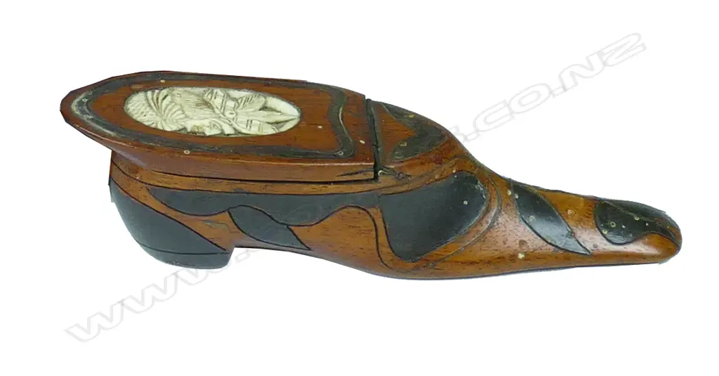 A 19thC Scottish treen shoe form snuff box Image 1++