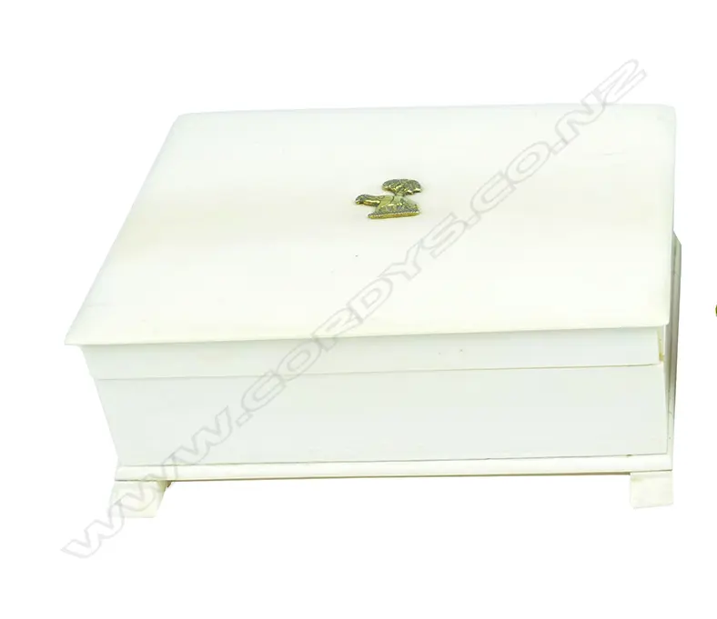 An Indian ivory cigarette box Image 1++