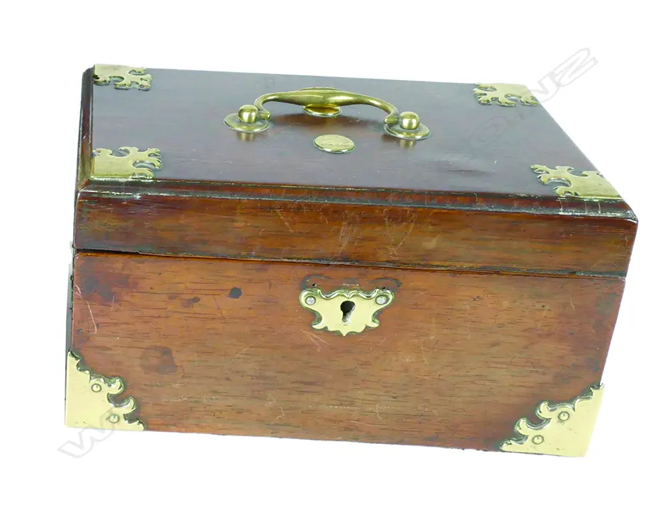 A Georgian mahogany tea caddy Image 1++
