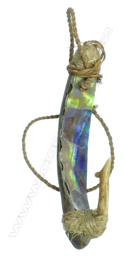 A 19thC Maori Pa Kahawai trolling lure Image 1++