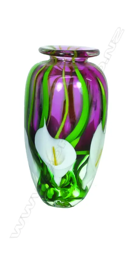 A Peter Raos glass lily vase Image 1++
