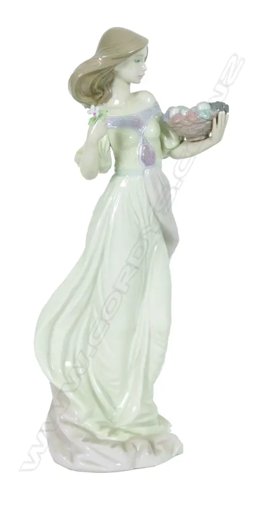 A Lladro porcelain figure 'Autumn Romance' modelled by Regino Torrijos Image 1++
