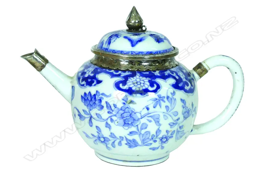 ANTIQUE CHINESE B. & W. TEAPOT Image 1++