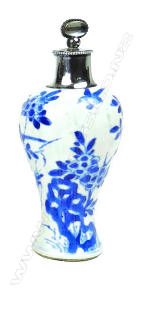 A Chinese blue and white baluster scent flask Image 1++