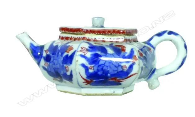 A small Chinese Imari teapot Image 1++