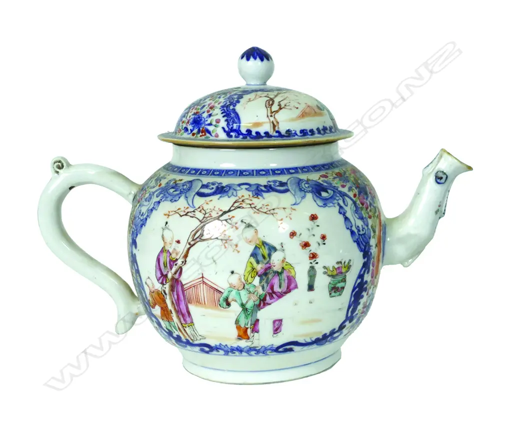 A Chinese porcelain famille rose teapot Image 1++