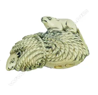 A Japanese carved ivory netsuke Image 1++