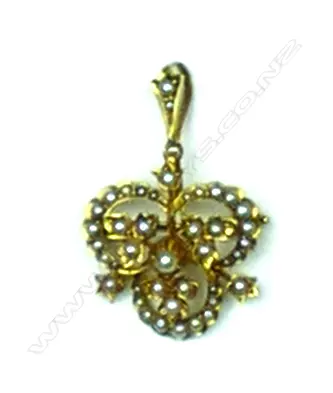 An Edwardian 15ct. yellow gold and seed pearl pendant brooch Image 1++