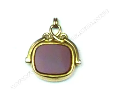 A Victorian 9ct. bloodstone and carnelian fob spinner Image 1++