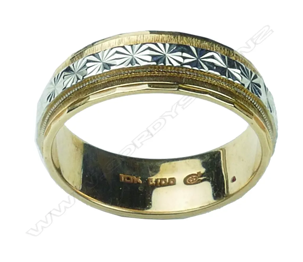 A vintage 10ct. yellow gold band ring Image 1++