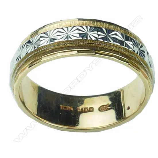 A vintage 10ct. yellow gold band ring