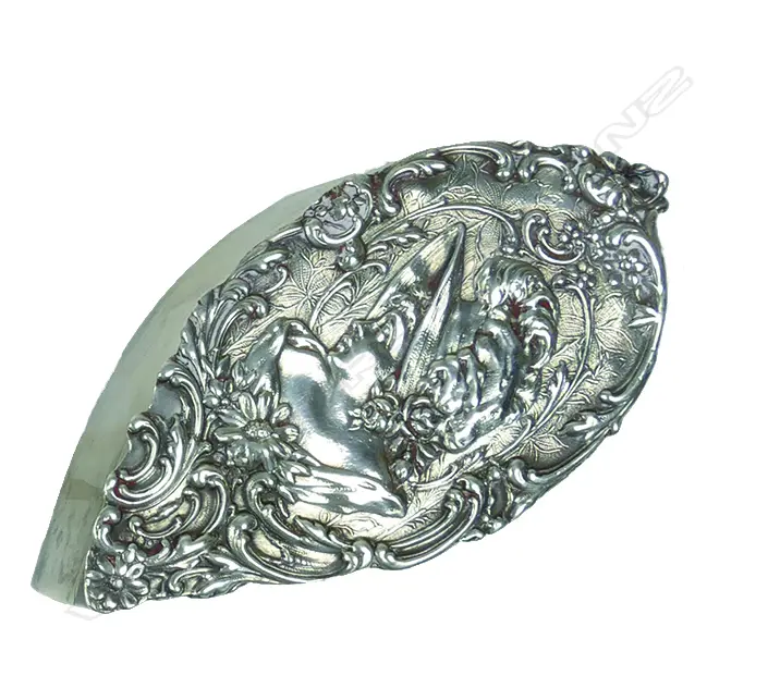 An Edwardian portrait embossed lidded silver vanity box Image 1++