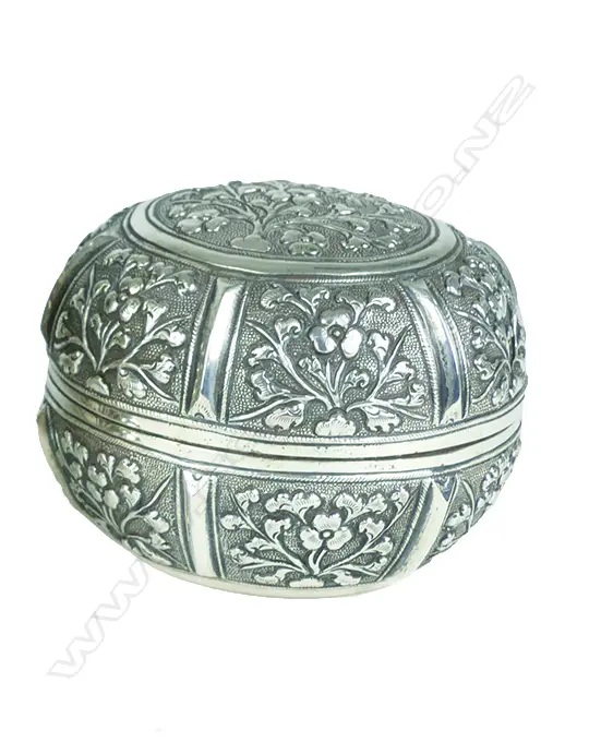 An early 20thC eastern embossed silver circular vanity box Image 1++
