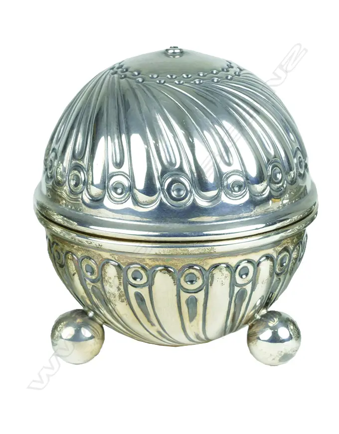 A late Victorian period embossed silver string holder Image 1++