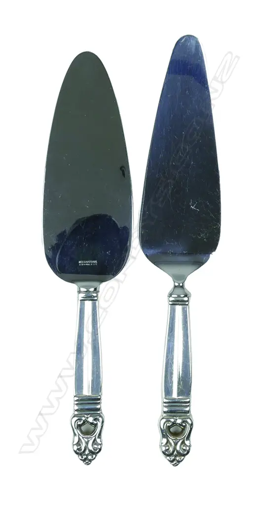 Two American 'International Silver Co.' Sterling handled cake slices Image 1++