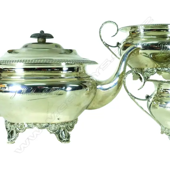 An Edwardian silver three-piece tea set. oval bodies raised on scroll legs