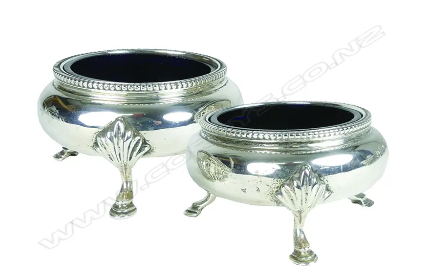 A pair of Victorian silver cauldron salts Image 1++