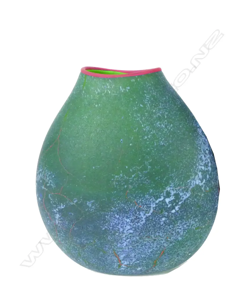 A Garry Nash vase Image 1++