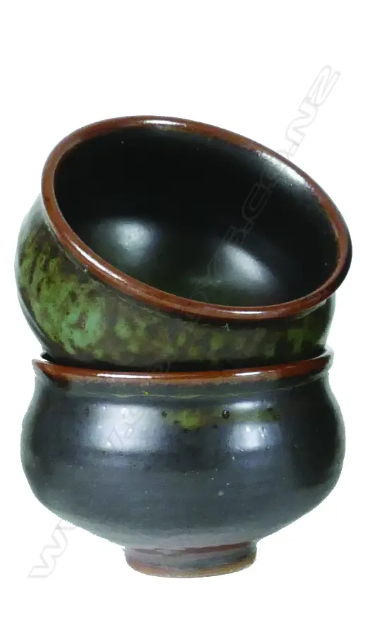 A pair of Len Castle stoneware bowls Image 1++