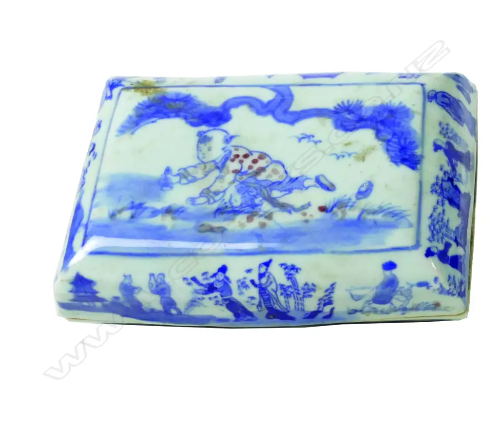A Chinese blue and white lidded rectangular box Image 1++