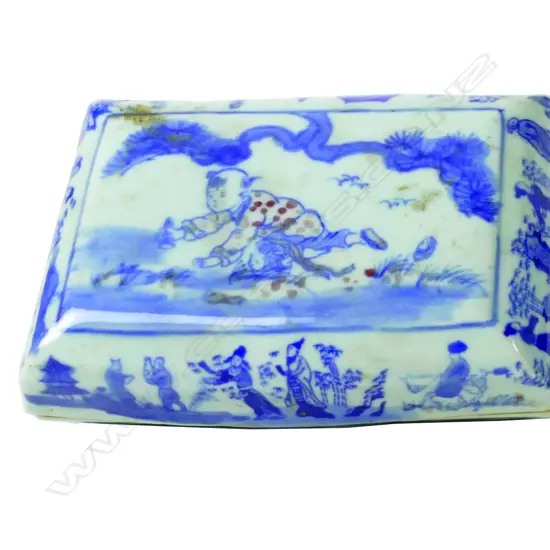 A Chinese blue and white lidded rectangular box