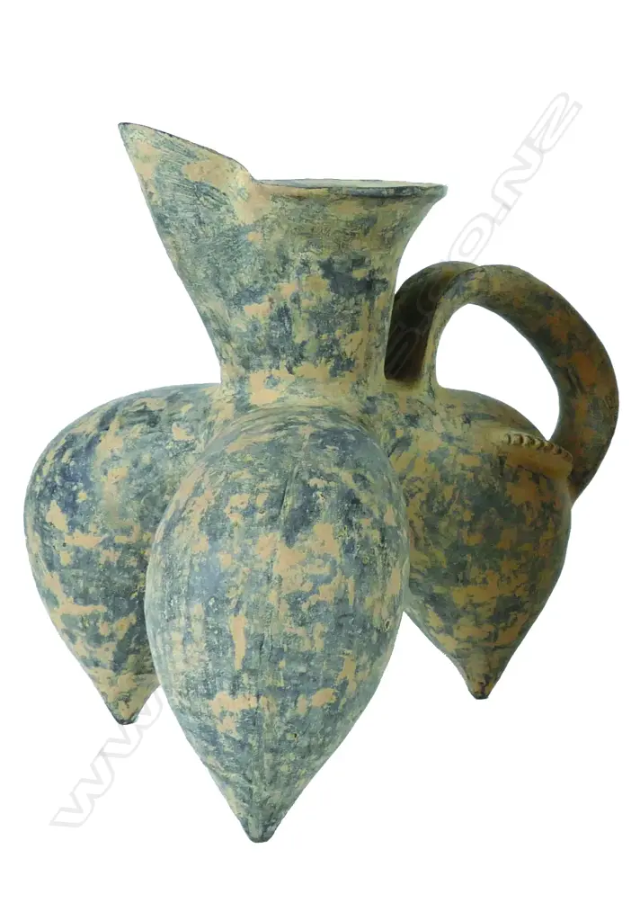 An archaic earthenware tripod ewer Image 1++