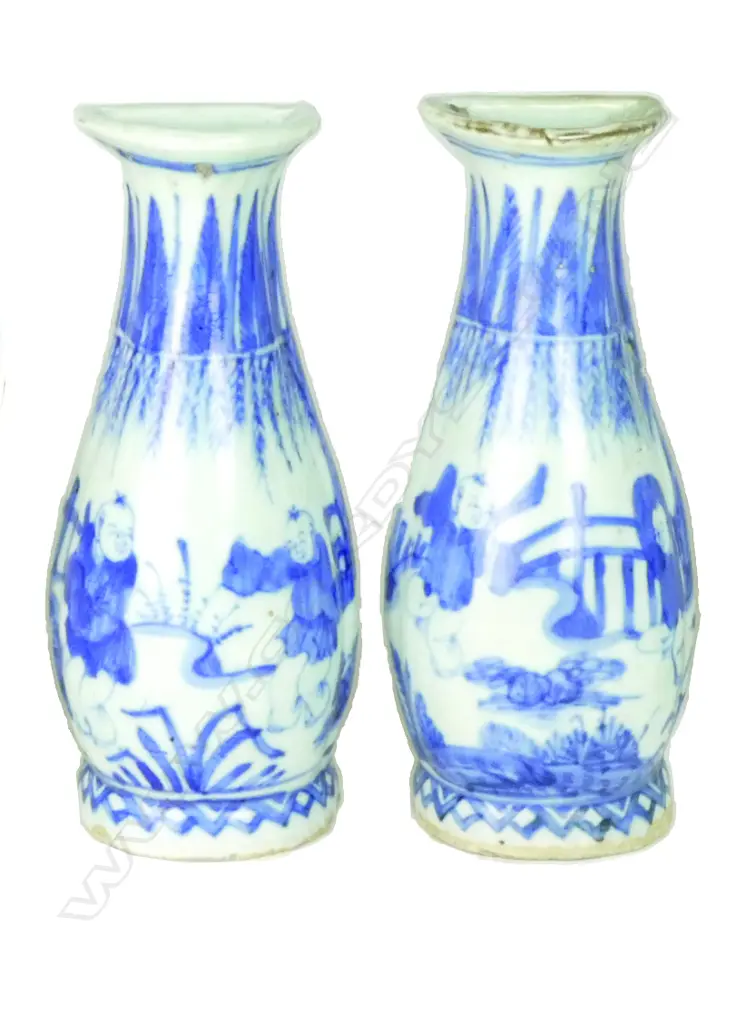 A pair of Chinese porcelain blue and white wall vases Image 1++