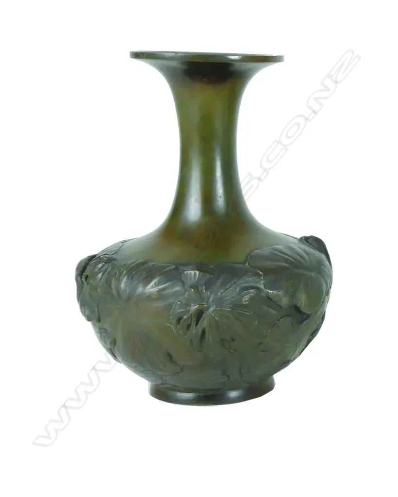 A Meiji Japanese bronze vase Image 1++