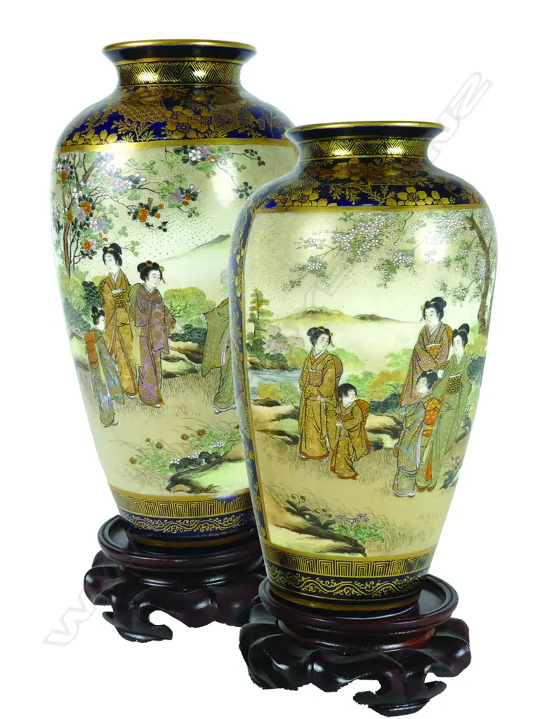 A pair of Satsuma earthenware vases Image 1++