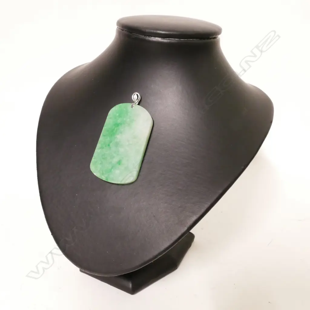 A natural Fei Cui type A jadeite pendant Image 1++