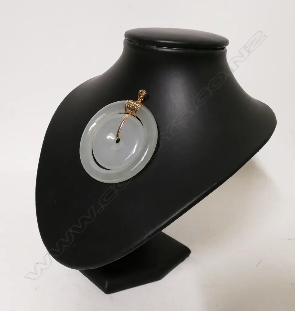 A natural Fei Cui type A jadeite pendant Image 1++