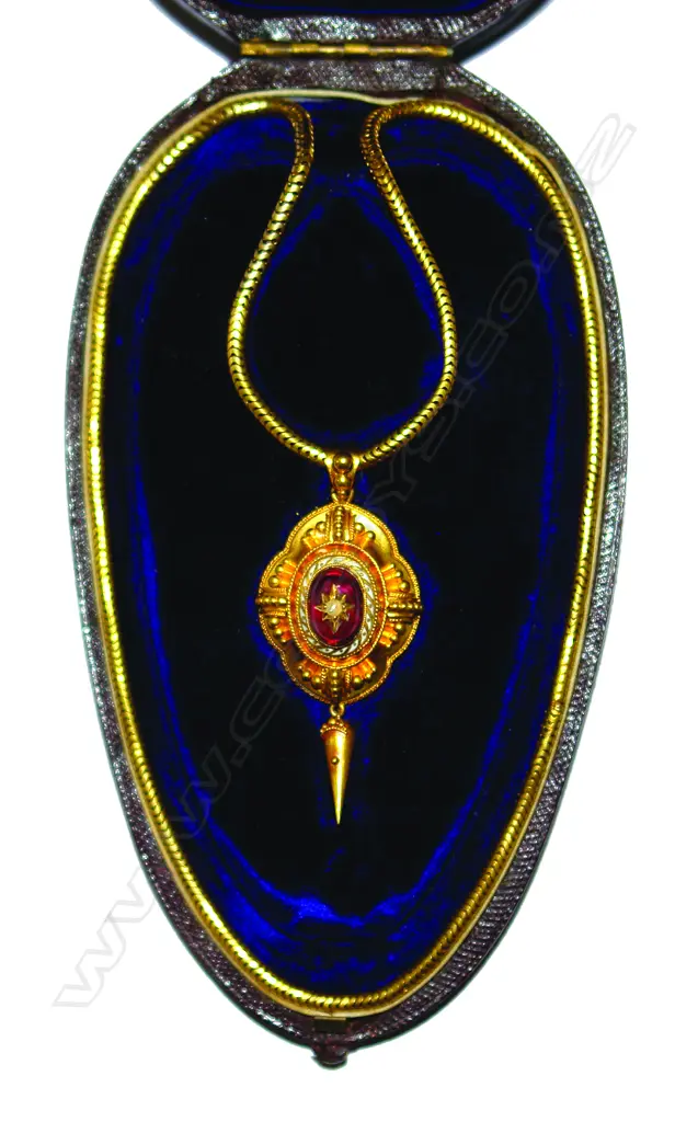 A Victorian 15ct. gilded yellow gold Etruscan original boxed pendant necklace Image 1++