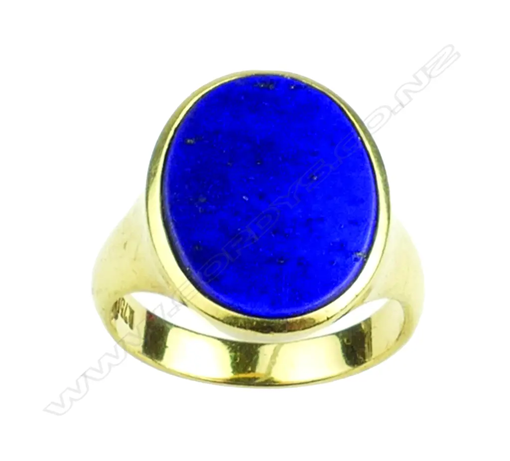 A gent's 18ct gold and lapis lazuli ring Image 1++