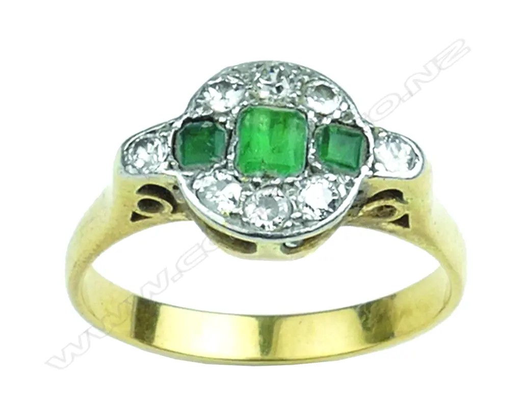 An Art Deco lady's 18ct. emerald and diamond cluster ring Image 1++