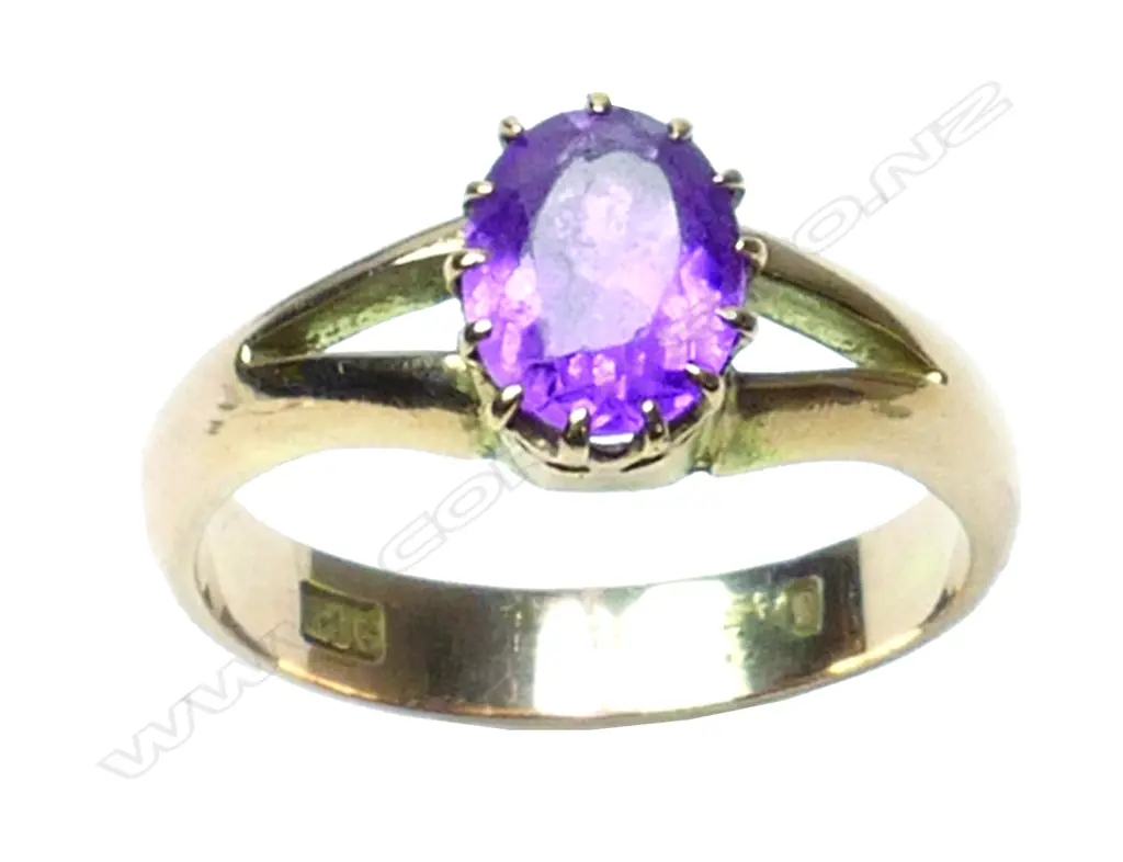 A 9ct gold and amethyst ring Image 1++