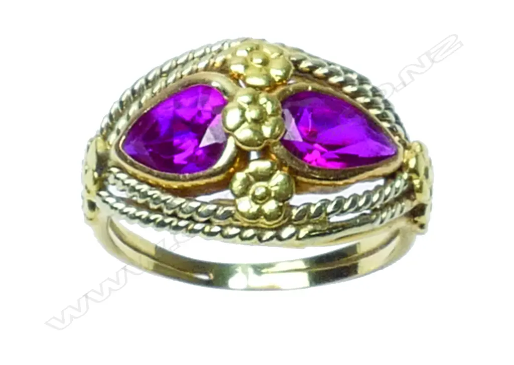 A 9ct gold and amethyst ring Image 1++