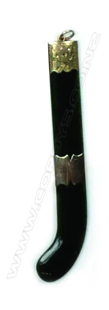 An early 20thC dark greenstone kapeu pendant Image 1++