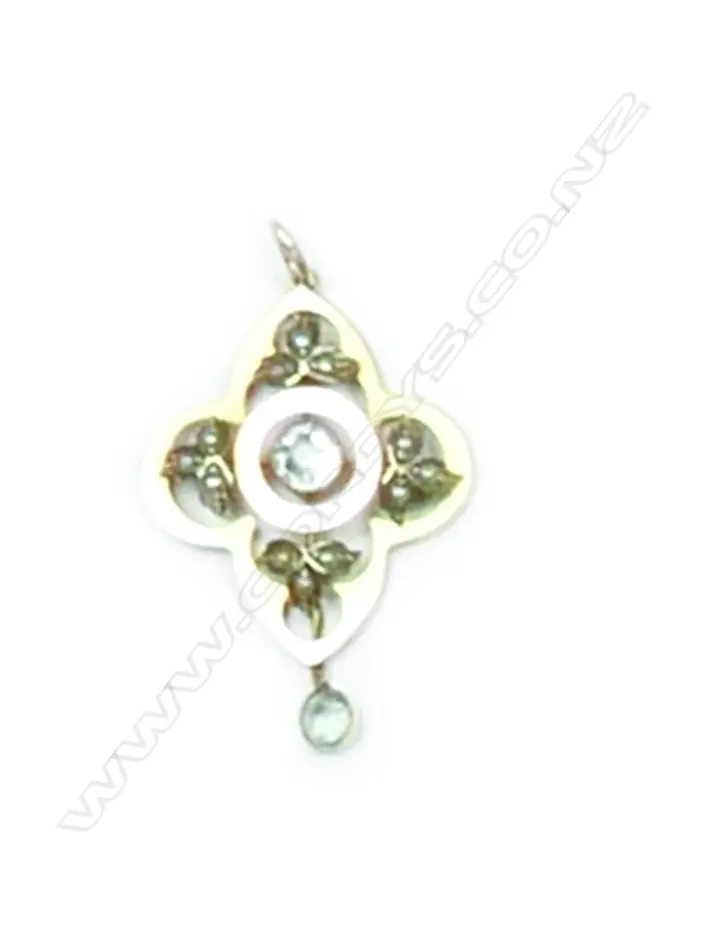 An Edwardian 9ct. rose gold pendant Image 1++