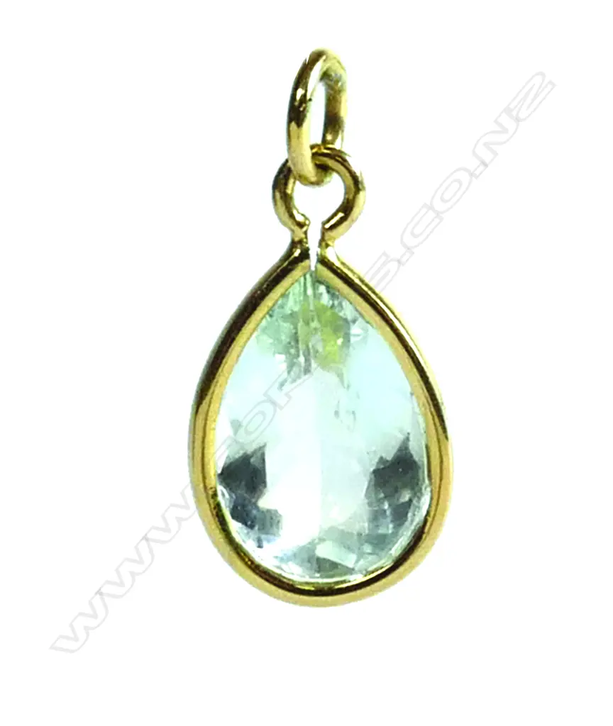 An 18ct. yellow gold and aquamarine pendant Image 1++